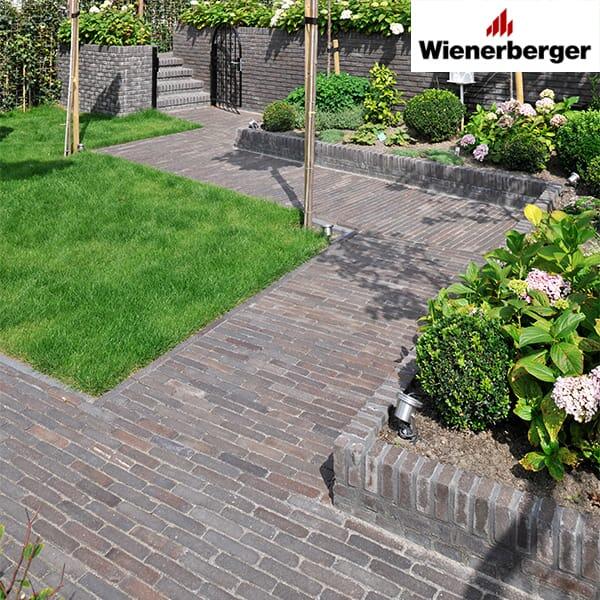 Speels tuinpad van straatbaksteen met logo Wienerberger